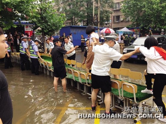 ѧУ��ǰ��ˮ�ɺ�ů�Ļ�����������Ȧ