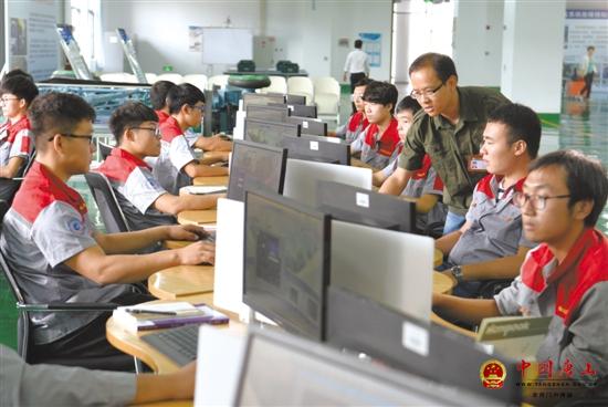 ��ɽ��ҵְҵ����ѧԺʻ�뷢չ�쳵��