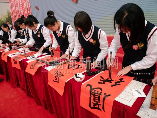 ��ɽ����һ��ϲӭ��У90����